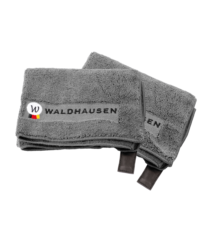 Zwei gefaltete, graue Waldhausen Mikrofaser Handtücher im 2er Pack mit eingewebtem Logo und Aufhängeschlaufe.