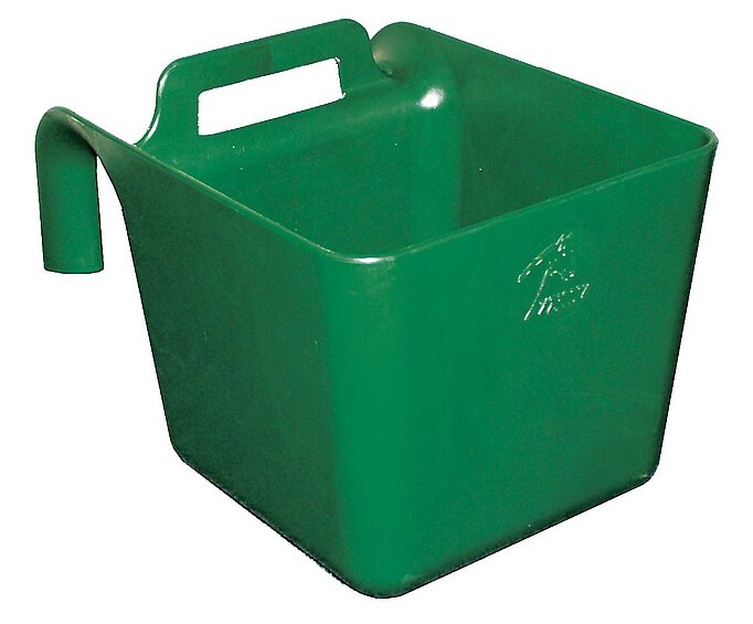 GÖBEL Kunststoff Turnierkrippe 11 Liter Grüne Turnierkrippe aus Kunststoff mit 11 Litern Volumen, Tragegriff und Haken zum Einhängen in der Frontalansicht.