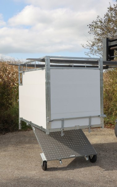 KERBL Kälberbox Premium mit schwenkbarem Boden