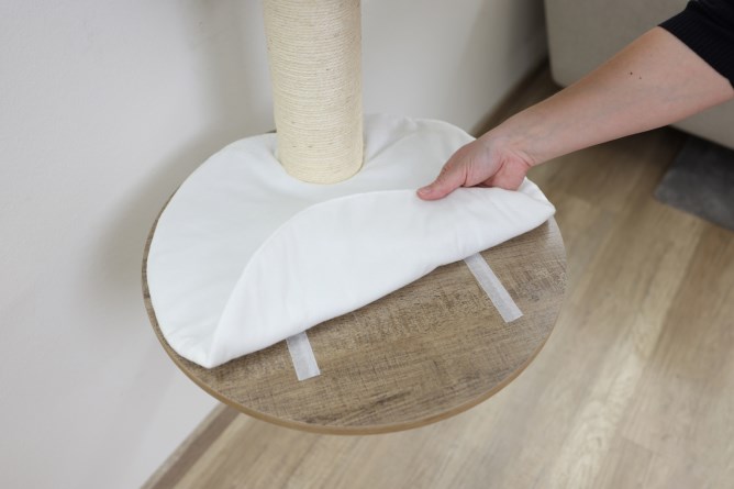 KERBL Wandkratzbaum Dinari light, 45x45x106cm, braun/weiß