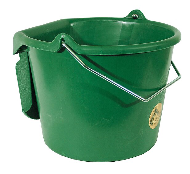 Grüner Jumbo Pferdeeimer mit 20 Liter Fassungsvermögen aus Kunststoff mit Metallbügel und flacher Rückseite.