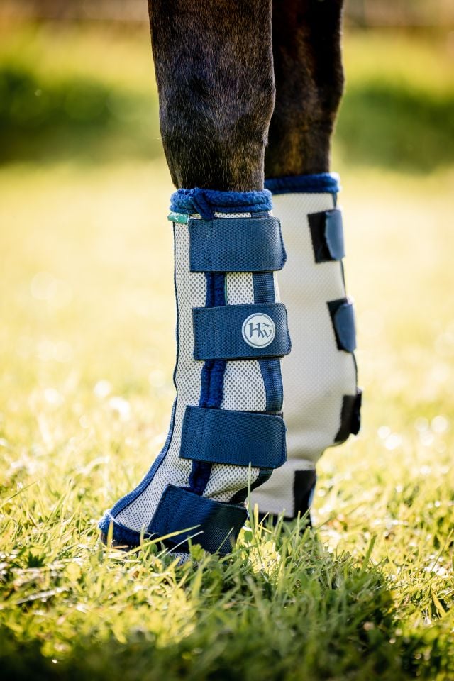 Silber-blaue Horseware Fliegengamaschen aus Netzstoff mit Fleece-Polsterung und Klettverschlüssen am Pferdebein.