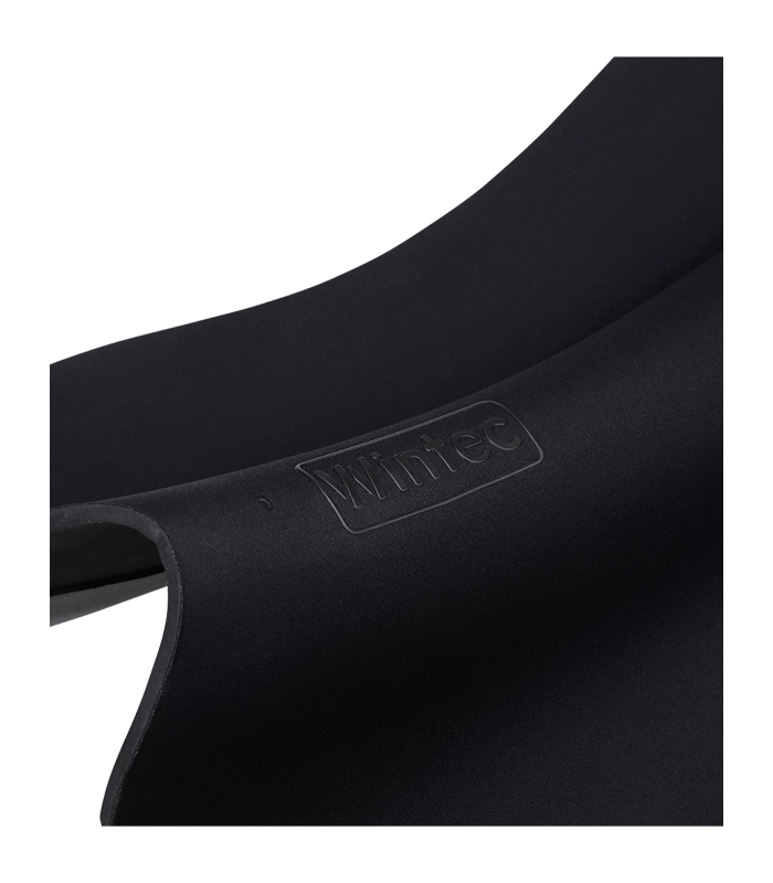 Detailansicht des schwarzen Wintec Riser Comfort Pad für den Springsattel mit dem geprägten Logo