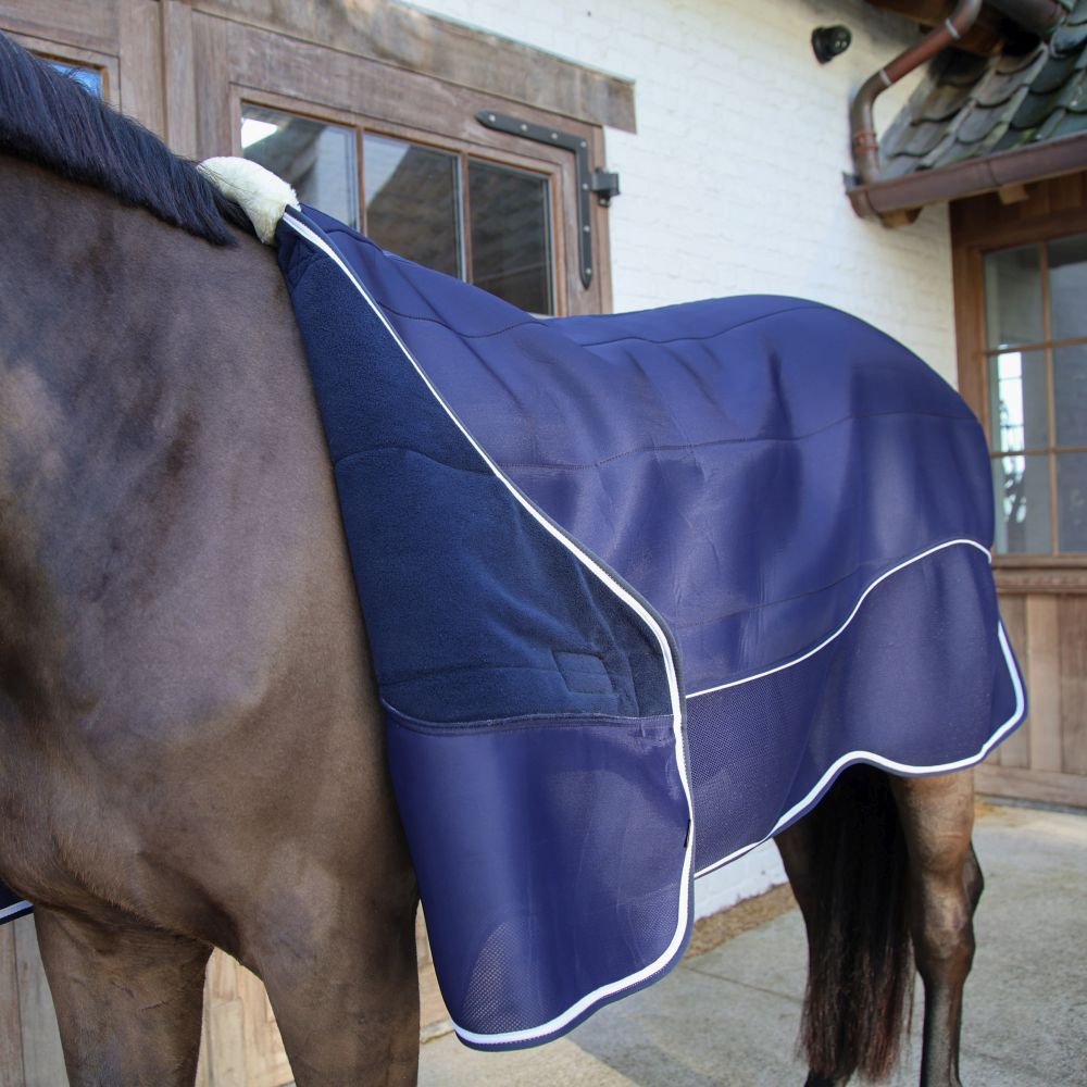 KENTUCKY® HORSEWEAR Turnout Rug Comfort 3D Fleece Liner, navy Dunkelblaue Turnoutdecke Comfort 3D Fleece Liner auf einem Pferd, das weiche Fleece-Innenfutter ist umgeschlagen.
