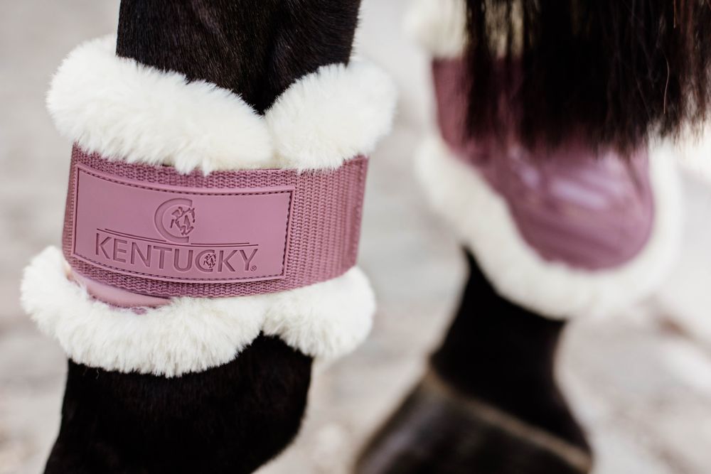 KENTUCKY® HORSEWEAR vegane Lammfell-Streichkappe Young Horse, altrosa