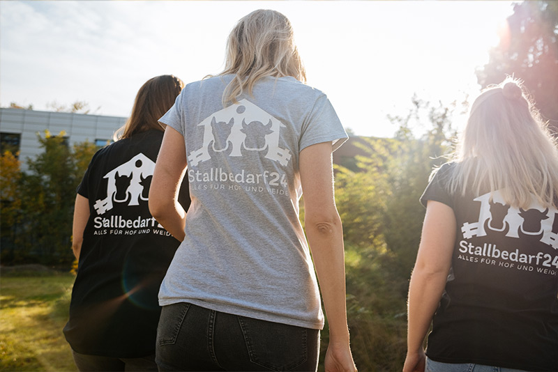 Mitarbeiter in T-Shirts mit Stallbedarf24 Logo
