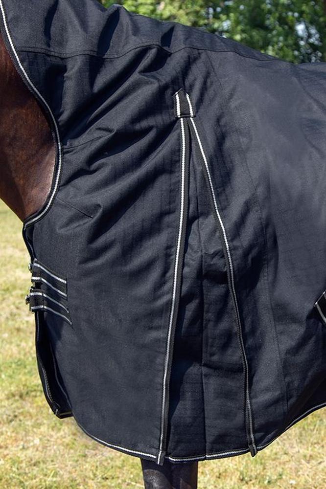 HKM Highneckdecke Innsbruck - 1200D mit Polarfleece, schwarz Schwarze Highneck Pferdedecke aus Polarfleece mit Gehfalte und weißer Zierkordel am Rand in der Seitenansicht.