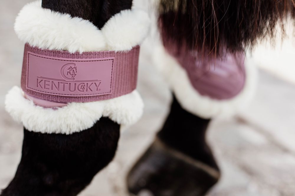 KENTUCKY® HORSEWEAR vegane Lammfell-Streichkappe Young Horse, altrosa