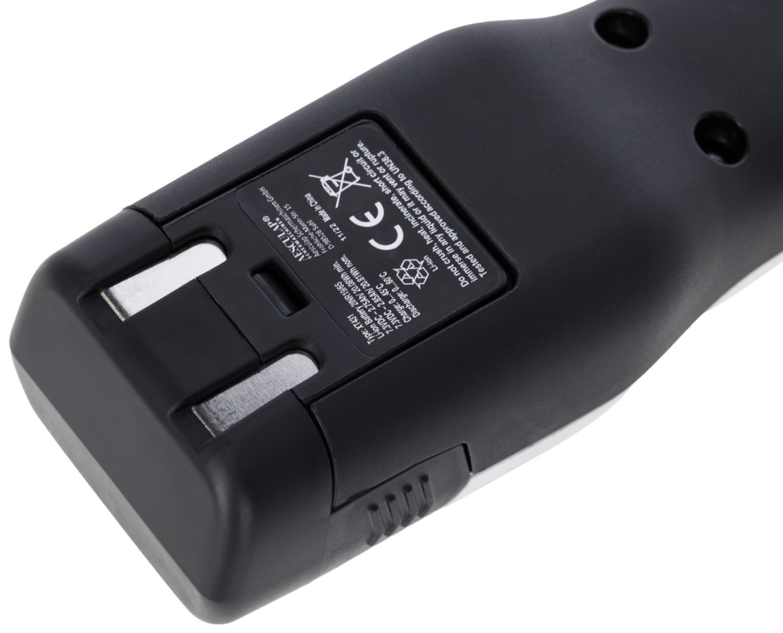 Nahaufnahme des Akkus an der Unterseite der schwarzen AESCULAP Durati Akkuschermaschine mit Ladekontakten.