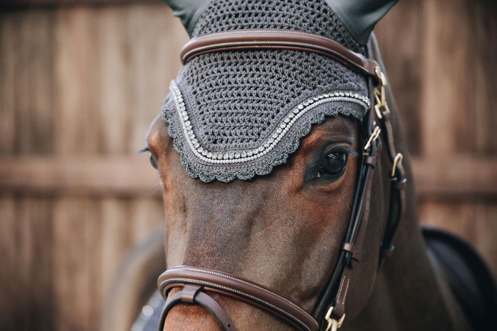 KENTUCKY® HORSEWEAR Fliegenhaube Wellington Stone & Pearl, grau