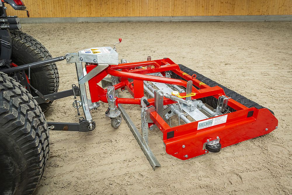 KNEILMANN® Reitbahnplaner Typ 4 Xpert mit Quad-Anhängung, Schwenkachse mechanisch