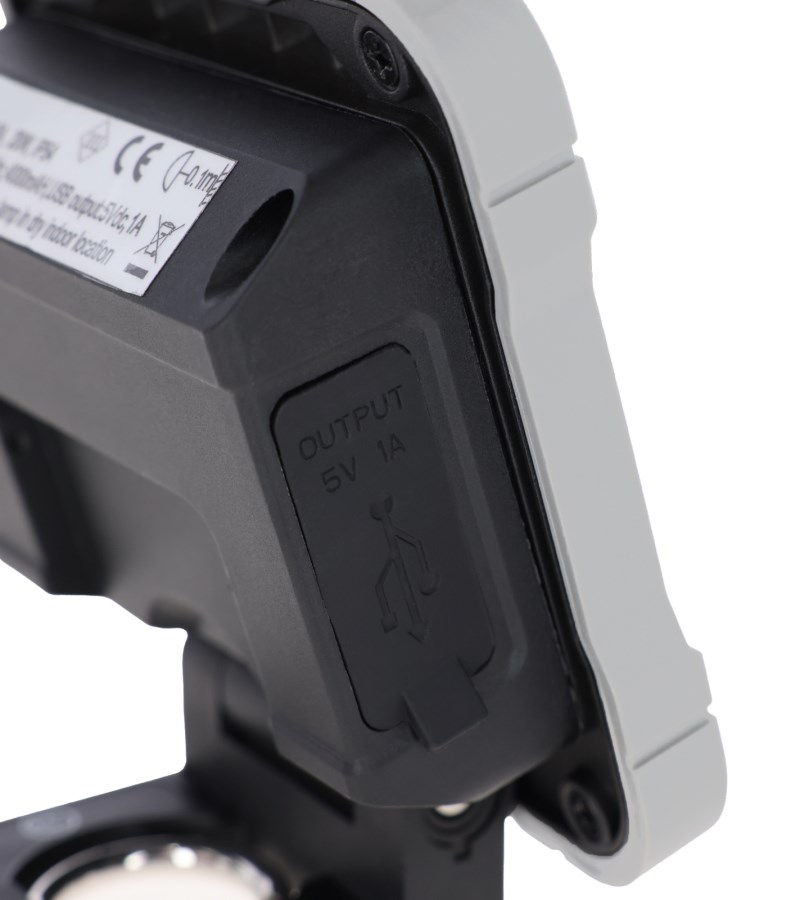 Detailansicht der Rückseite des mobilen LED-Strahlers WorkFire mit dem geschützten USB-Ausgang als Powerbank.
