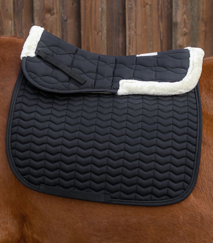 WALDHAUSEN Sattelkissen mit Synthetik-Fell, schwarz/natur Gestepptes Sattelkissen von Waldhausen in Schwarz mit naturfarbenem Synthetik-Fell am Widerrist und Sattelrand.