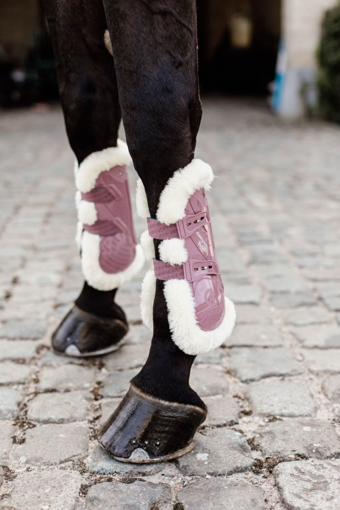 KENTUCKY® HORSEWEAR vegane Lammfell-Springgamasche Bamboo Elastic, altrosa