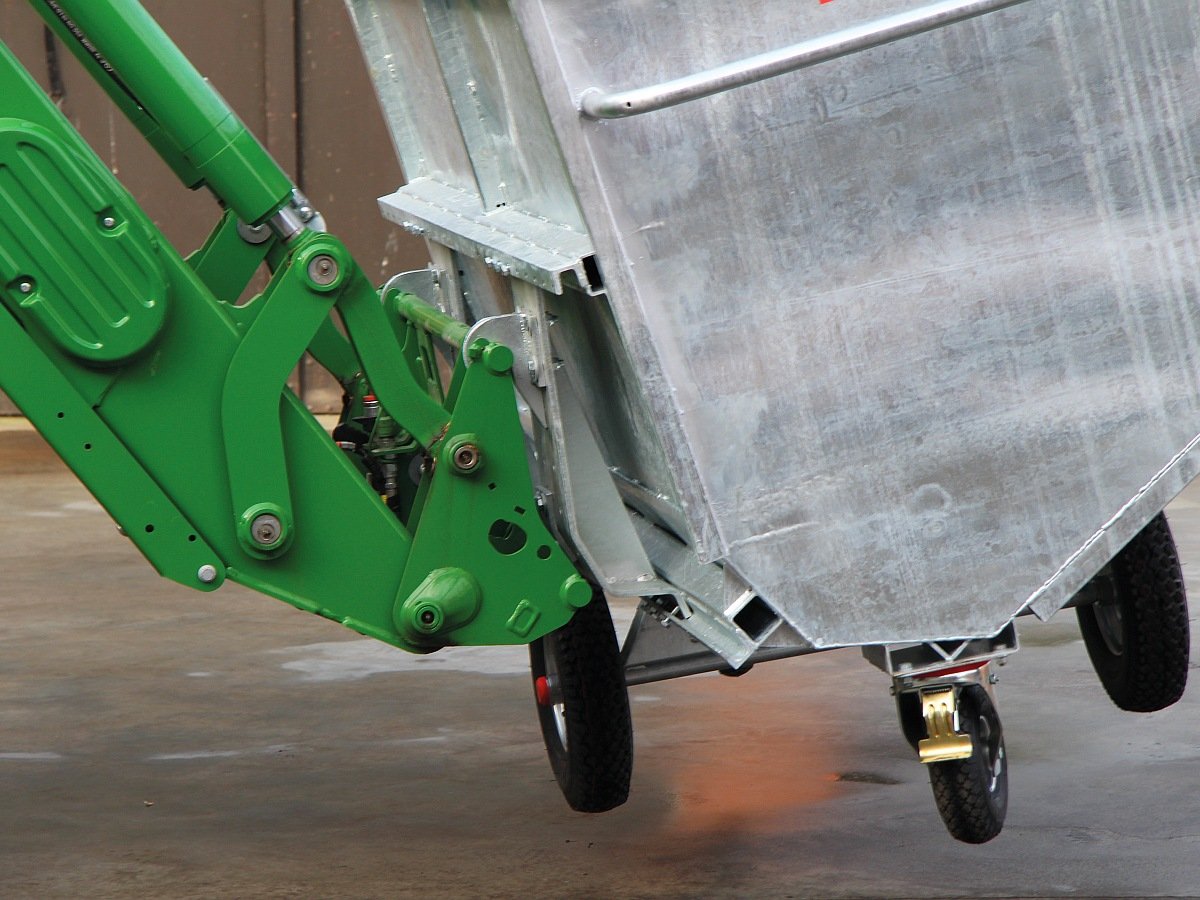 Nahaufnahme der grünen Traktor-Aufnahme, die den verzinkten GROWI Großraumkuli anhebt und in der Luft hält.