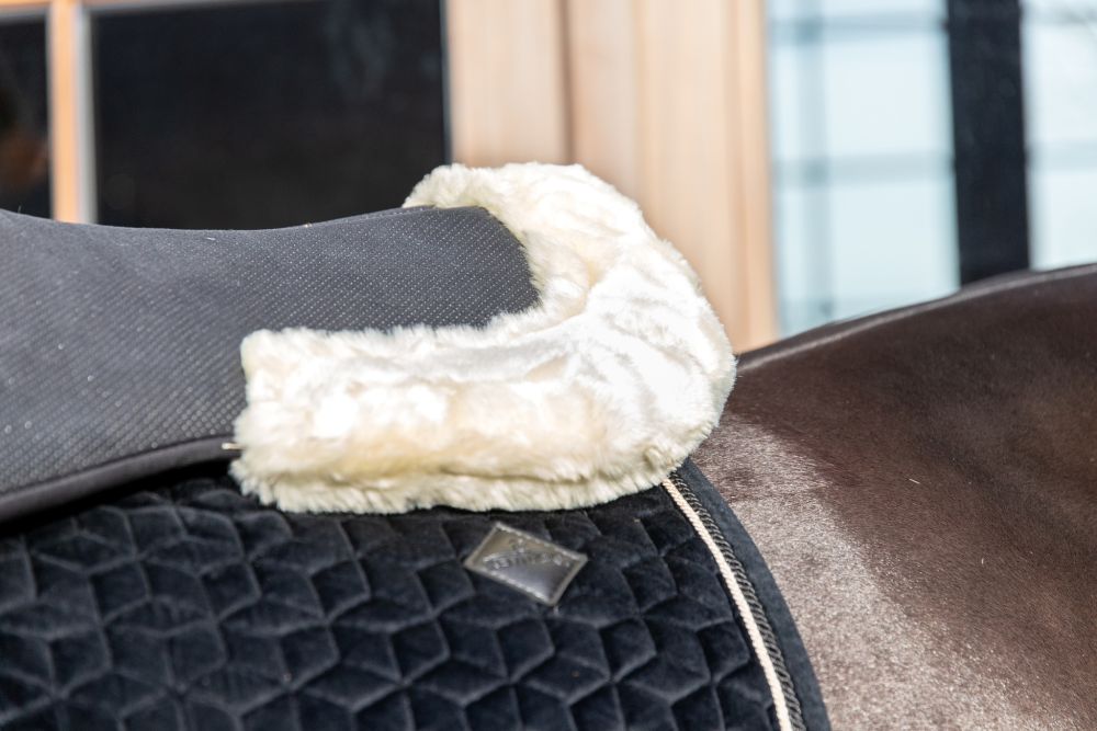 KENTUCKY® HORSEWEAR Schaffell Sattelpad Anatomic Absorb, natur