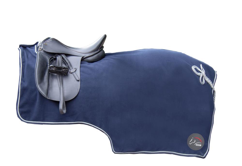 HKM Nieren-Abschwitzdecke in Dunkelblau mit Sattelausschnitt, silberner Zierkordel und Paspel, Seitenansicht