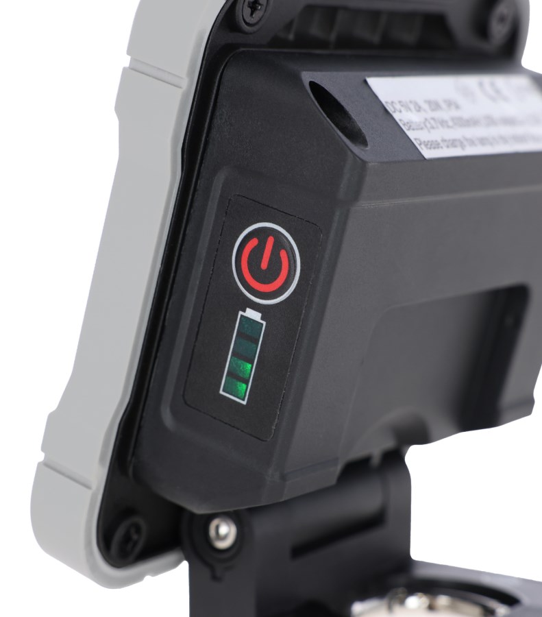 Nahaufnahme der Rückseite des KERBL WorkFire 2200 LED-Strahlers mit rotem Power-Knopf und grüner Akkuanzeige.