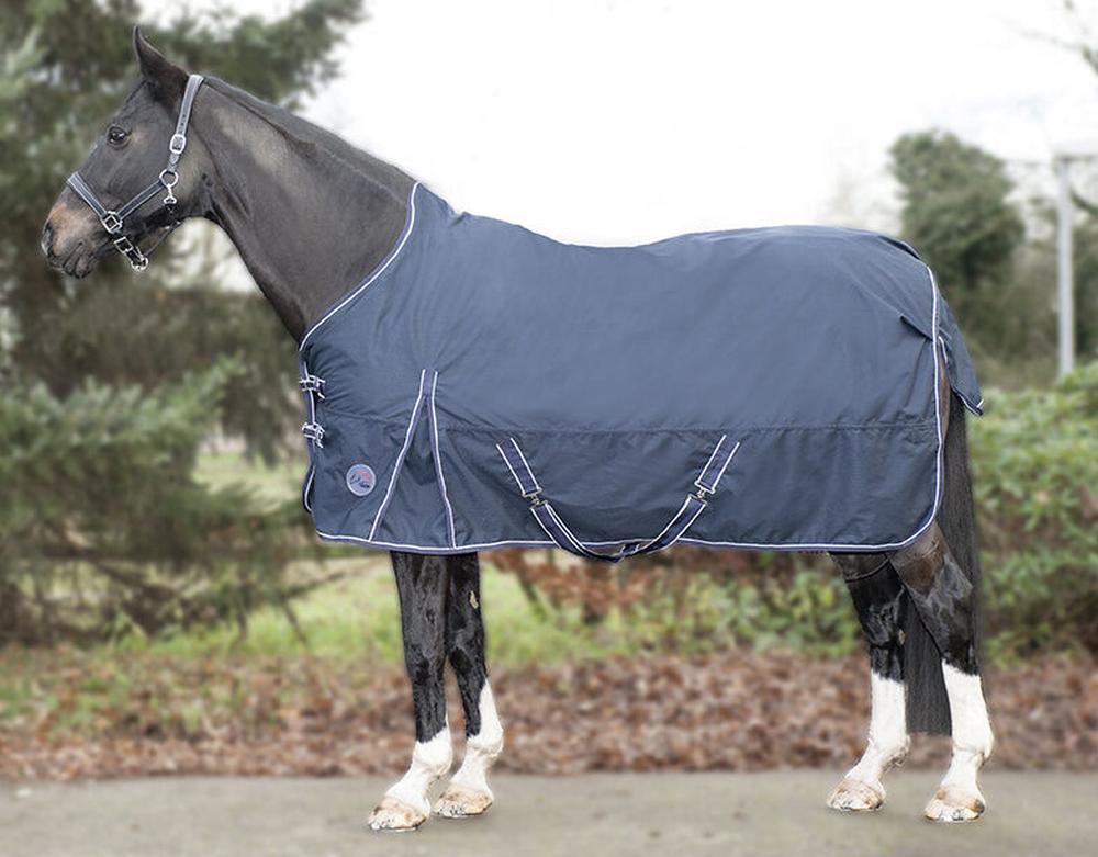 HKM Highneckdecke Starter - 600D mit Polarfleece, dunkelblau Dunkelblaue HKM Starter Pferdedecke 600D mit Polarfleece-Futter an einem dunklen Pferd in der Seitenansicht.