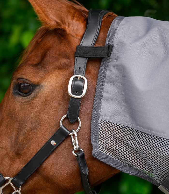WALDHAUSEN COMFORT Regen-Fliegen-Halsteil, grau Detailansicht des grauen Comfort Regen-Fliegen-Halsteils befestigt an einem schwarzen Lederhalfter am Pferdekopf.