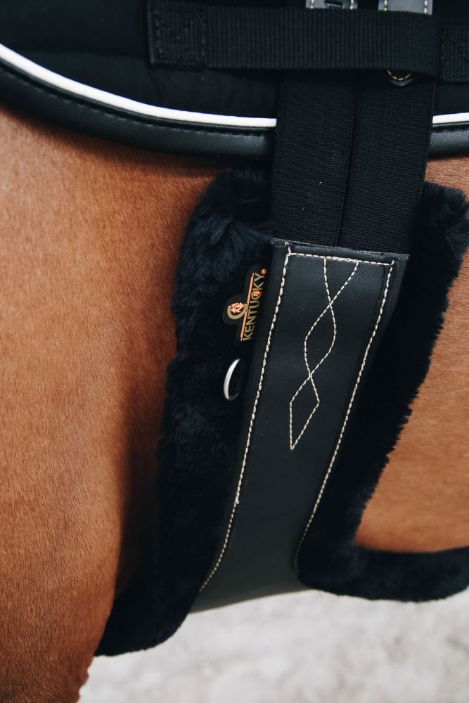 KENTUCKY® HORSEWEAR Schaffell-Gurtschoner für Stollengurt, schwarz