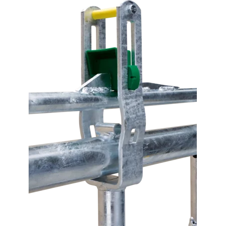 PATURA Sicherheits-Selbstfangfressgitter Typ SSV PATURA Riegelbolzen für Fressgitter SSV in Nahaufnahme. Verzinkter Mechanismus mit gelbem und grünem Kunststoff.