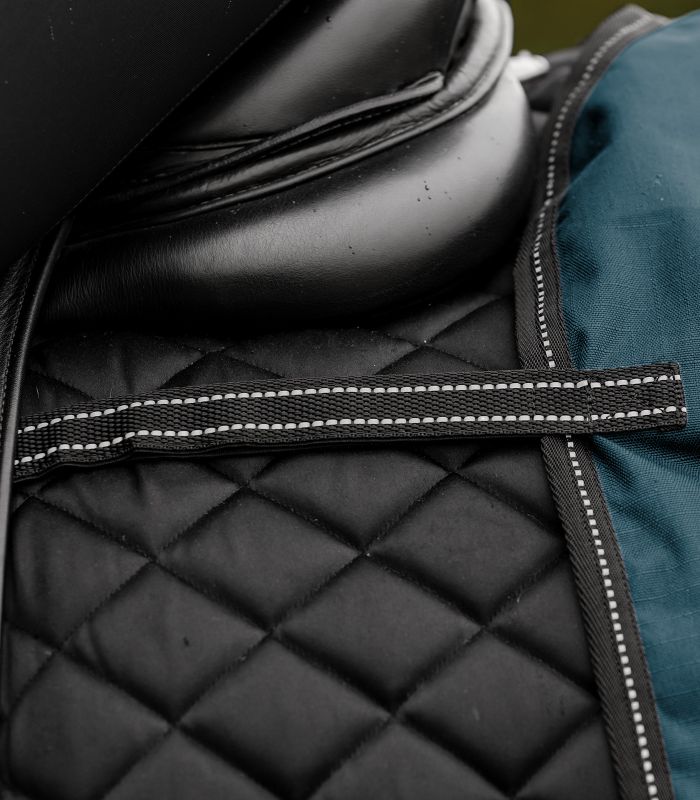 Regen-Nierendecke Salzburg in petrolblau, Detail des gesteppten Sattelausschnitts mit Reflektorstreifen