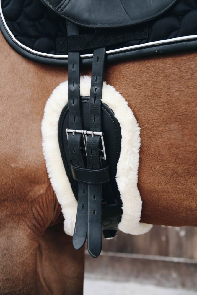 KENTUCKY® HORSEWEAR Lammfell Kurzgurt Anatomic mit 2 Fellen, schwarz