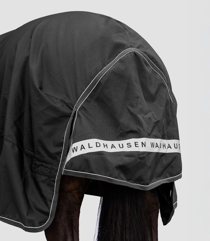 WALDHAUSEN SCANDIC Multi-Layer Outdoordecke, 250 g / 100 g, schwarz Schwarze SCANDIC MultiLayer Outdoordecke in der Rückansicht am Pferd mit Schweiflatz und reflektierendem Logo.