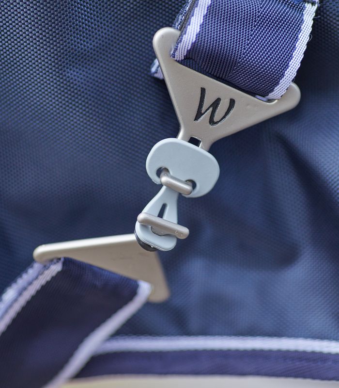 WALDHAUSEN Safe-Gum, 18er Set gemischt Silbergrauer Safe-Gum Befestigungsclip in Detailansicht an einem blau-weiß gestreiften Gurt einer blauen Tasche.