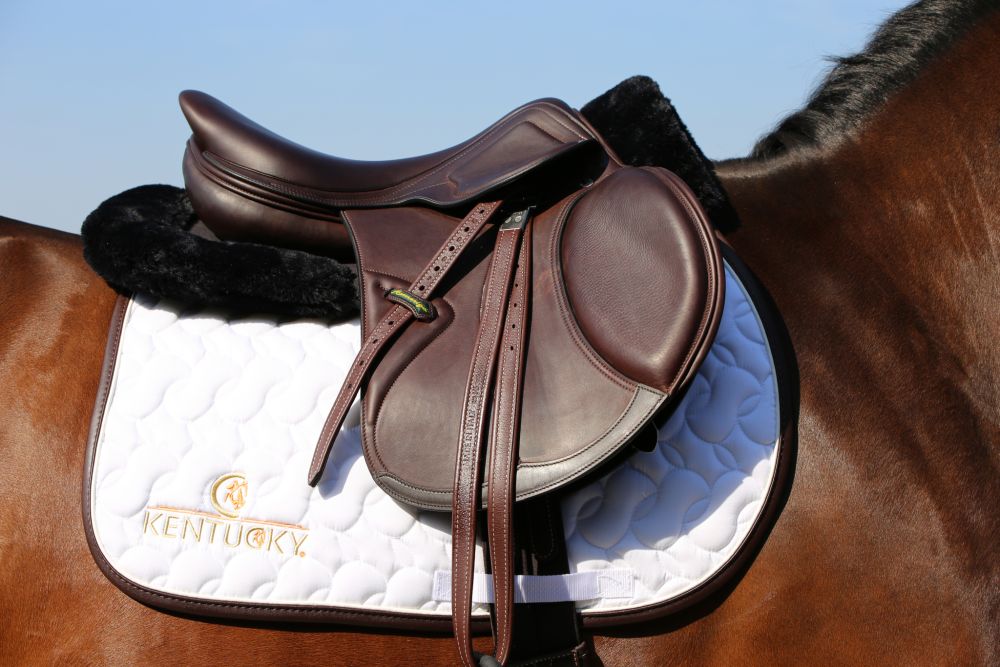 KENTUCKY® HORSEWEAR Schaffell Sattelpad Anatomic Absorb, schwarz