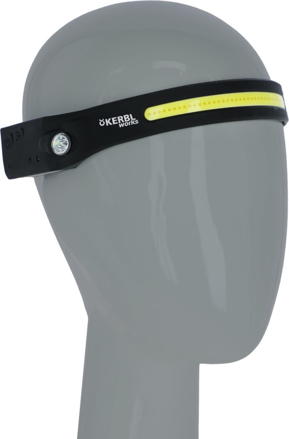 Schwarze KERBL LED-Kopflampe HeadFire 280 mit Sensor und gelbem Leuchtband, in Seitenansicht an Mannequinkopf.