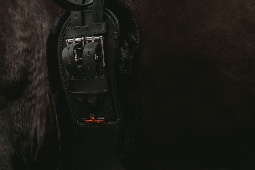 KENTUCKY® HORSEWEAR Lammfell Kurzgurt Anatomic mit 2 Fellen, schwarz