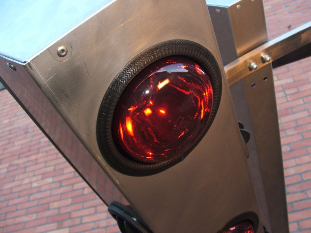 Nahaufnahme der rot leuchtenden Infrarotlampe des SUMMERWIND Pferdesolariums in einem Gehäuse aus Edelstahl.