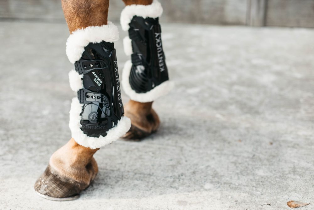 KENTUCKY® HORSEWEAR vegane Lammfell-Springgamasche Bamboo Elastic, schwarz 