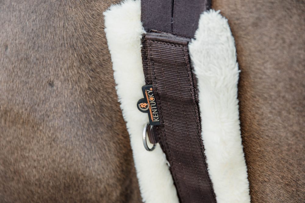 KENTUCKY® HORSEWEAR Lammfell Sattelgurt, braun