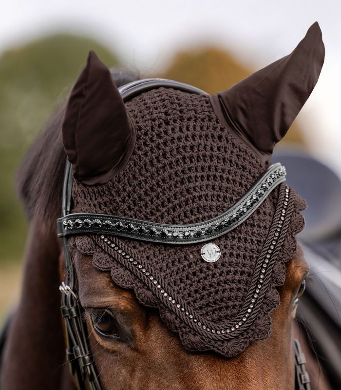 WALDHAUSEN Fliegenohren Nepal, braun Braune, gehäkelte Waldhausen Fliegenohren Nepal am Pferd, verziert mit einer Strassstein-Borte und Zierkordel.