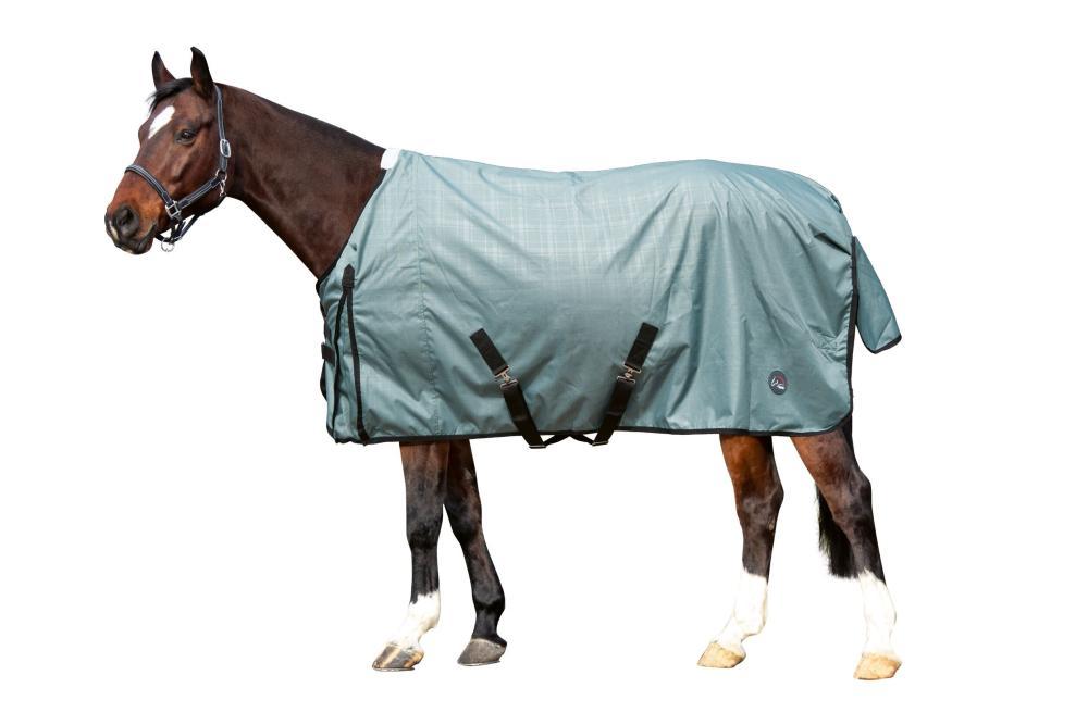 HKM Weidedecke High Comfort Style mit Fleecefutter, salbei Seitenansicht eines braunen Pferdes mit der salbeigrünen Weidecke Style mit Fleece und schwarzer Kreuzbegurtung.