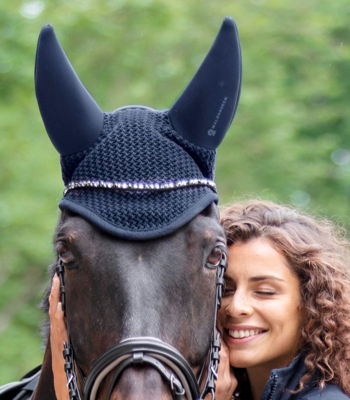 WALDHAUSEN Fliegenohren Quiet, nachtblau Nachtblaue Waldhausen Fliegenohren Quiet mit Strasssteinen am gehäkelten Stirnteil an einem braunen Pferdekopf.
