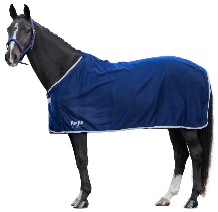 Ein Rappe mit Blesse trägt in der Seitenansicht die marineblaue Fleecedecke RugBe Economic mit weißem Zierrand.
