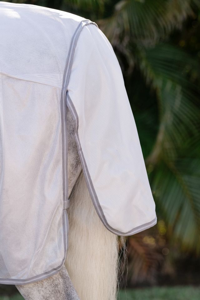 HORSEWARE® Fliegendecke Amigo® Integrated, silver/titanium Silber-titanfarbene Fliegendecke Amigo Integrated mit großzügigem Schweiflatz am Pferd, Detailansicht von der Seite.