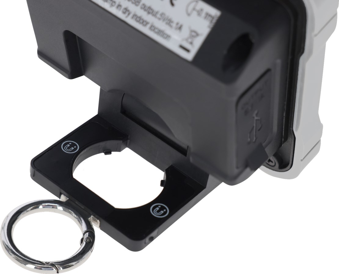 Rückseite des KERBL mobilen LED-Strahlers WorkFire mit magnetischem Standfuß, Karabiner und USB-Anschluss.