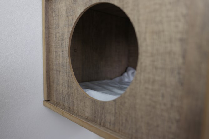 KERBL Wandkratzbaum Dinari, 45x45x177cm, braun/weiß