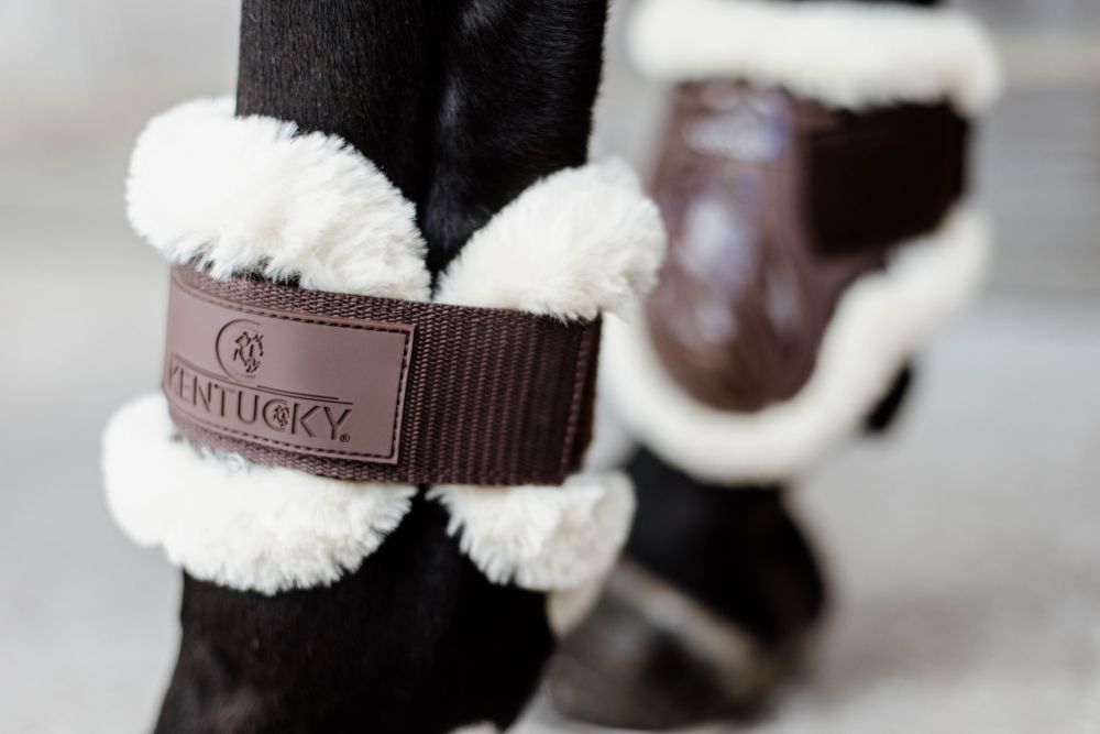 KENTUCKY® HORSEWEAR vegane Lammfell-Streichkappe Young Horse, braun 