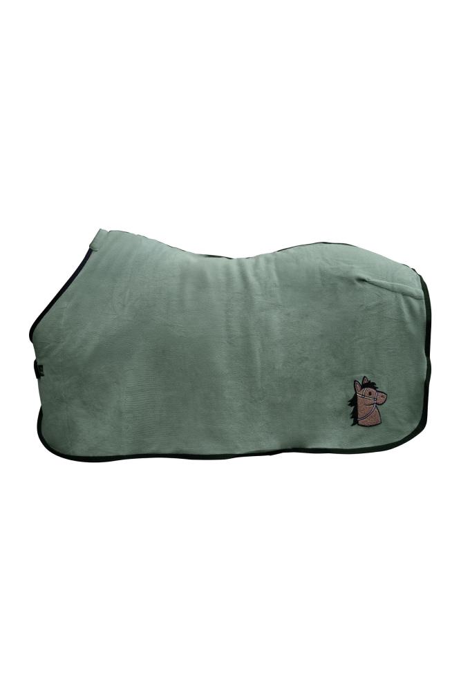 HKM Abschwitzdecke Mia in Salbei aus weichem Fleecestoff mit schwarzer Borte und Pferdekopf-Applikation.