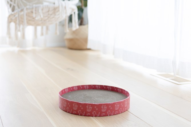 KERBL Katzenkratzbett Circle aus Pappe, pink, 34cm