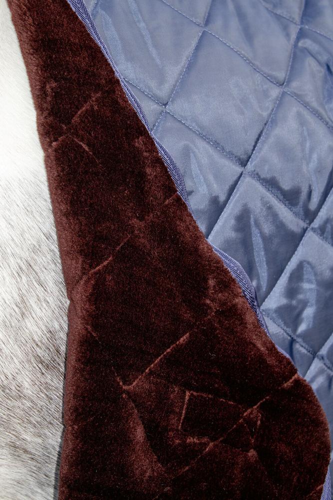 HKM Stalldecke mit 150 g Wattefüllung und Teddyfellinnenfutter, dunkelblau Nahaufnahme der dunkelblauen HKM Stalldecke mit weichem, braunem Fellkragen und gestepptem Innenfutter.