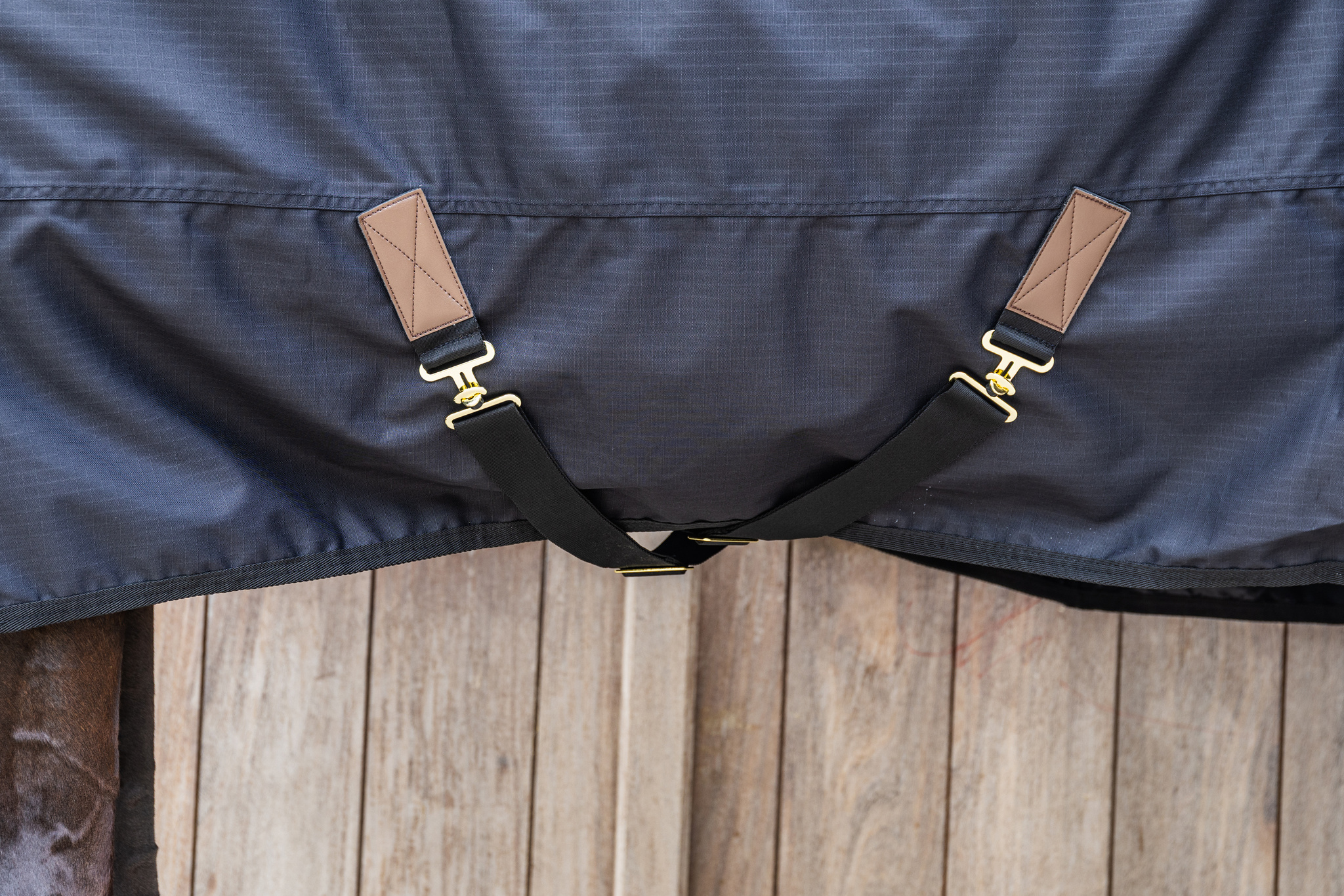 KENTUCKY® HORSEWEAR Winterdecke All Weather Waterproof Classic 0 g, schwarz Rückansicht der schwarzen All Weather Weidedecke mit gekreuzten Beingurten, Lederdetails und goldenen Verschlüssen.
