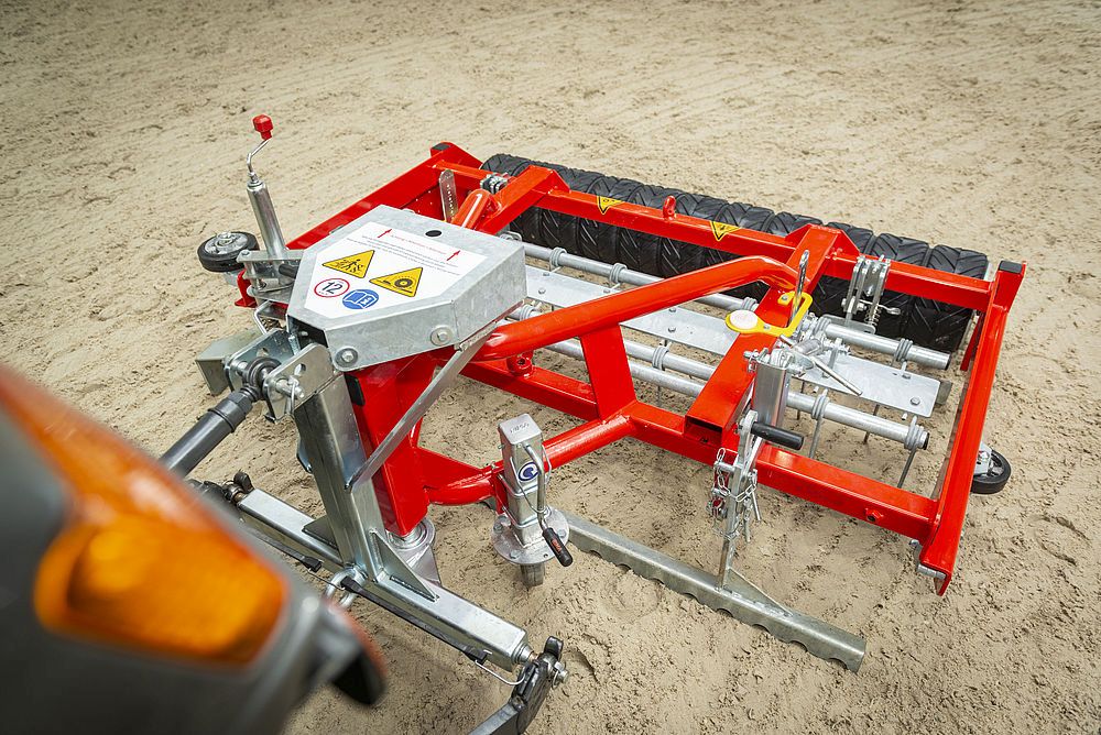 KNEILMANN® Reitbahnplaner Typ 4 Xpert mit Quad-Anhängung, Schwenkachse mechanisch