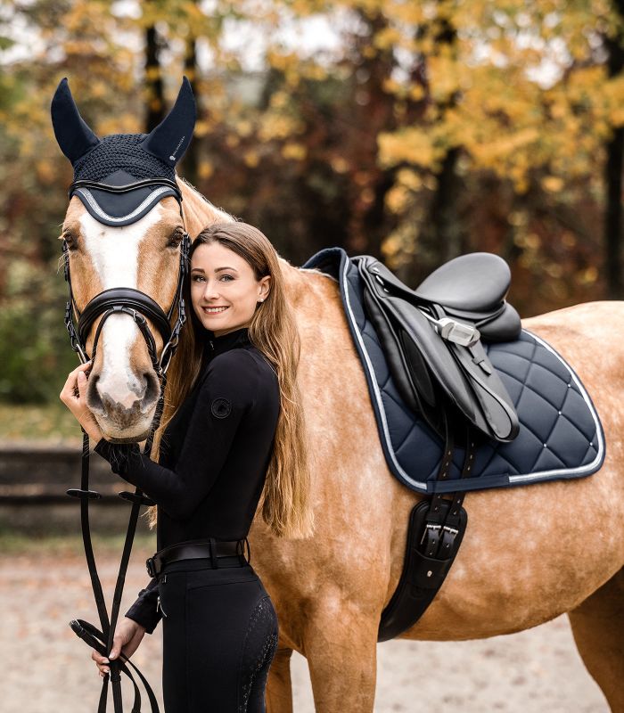 WALDHAUSEN Schabracke Competition Dressur in Nachtblau mit silberner Kordel am gesattelten Pferd mit Reiterin.